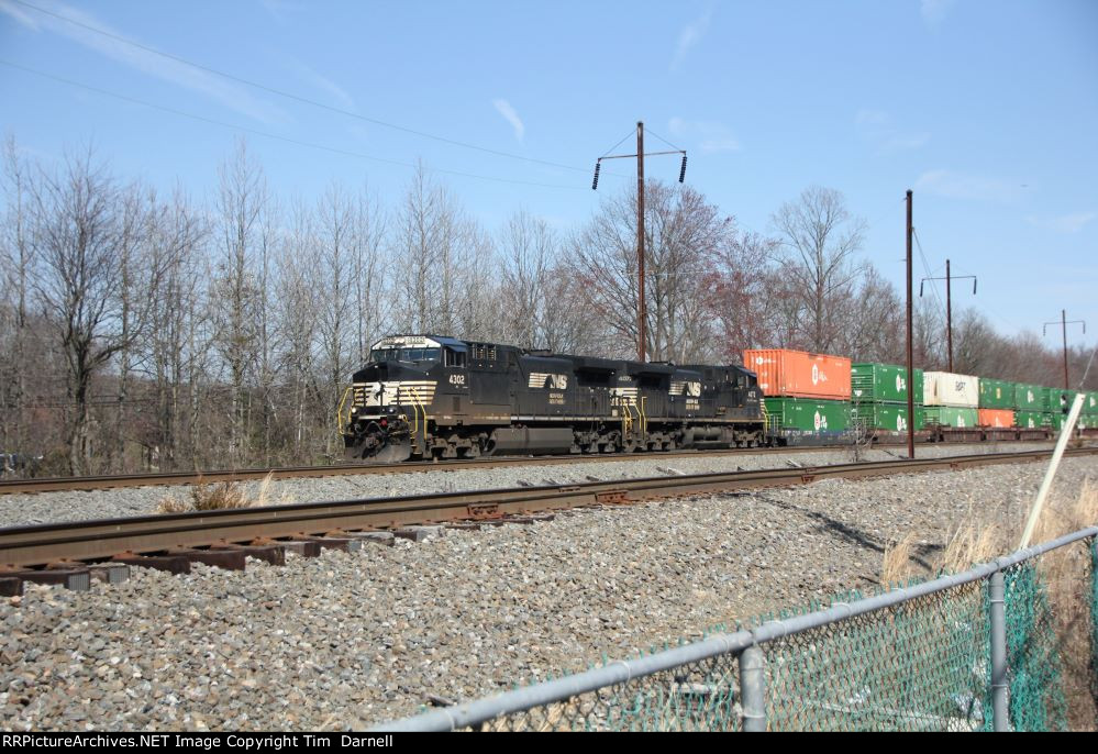 NS 4302 on the move by CP-John